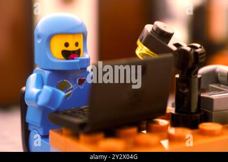 Tambov, Federazione Russa - 22 agosto 2024 Lego Benny astronauta minifigura che lavora dietro un laptop Foto Stock