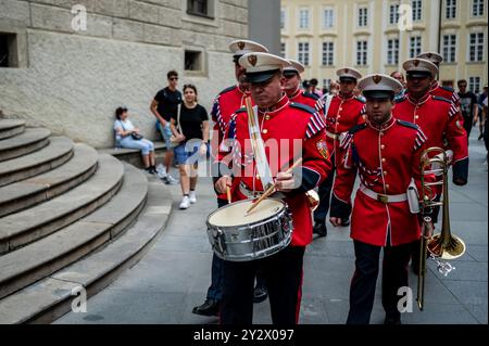 Sfilate di band musicali all'interno del complesso del Castello di Praga Foto Stock