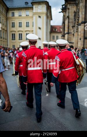 Sfilate di band musicali all'interno del complesso del Castello di Praga Foto Stock