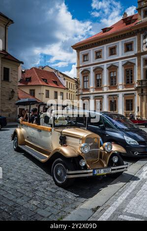 Tour in auto d'epoca a Praga Foto Stock