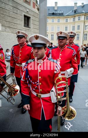 Sfilate di band musicali all'interno del complesso del Castello di Praga Foto Stock