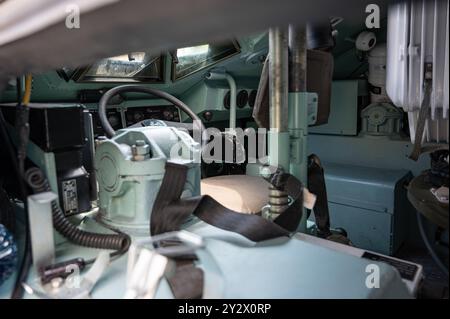 Dettaglio dell'interno di un veicolo blindato Pegaso FFS Blindados SA dell'esercito spagnolo nella caserma Bruch. Cruscotto posizione conducente Foto Stock
