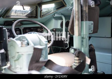 Dettaglio dell'interno di un veicolo blindato Pegaso FFS Blindados SA dell'esercito spagnolo nella caserma Bruch. Cruscotto posizione conducente Foto Stock