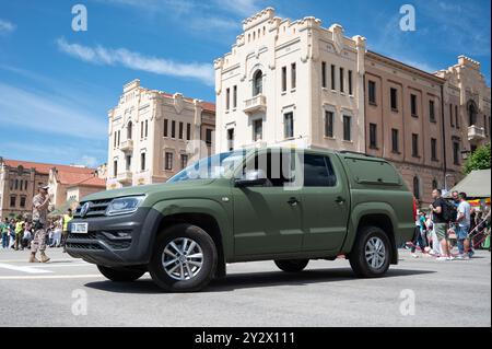 Dettaglio del SUV militare equipaggiato dell'esercito spagnolo, la Volkswagen Amarok verde nella caserma Bruch Foto Stock