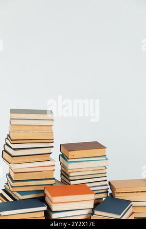 un sacco di vecchie pile di libri su uno sfondo bianco della biblioteca Foto Stock