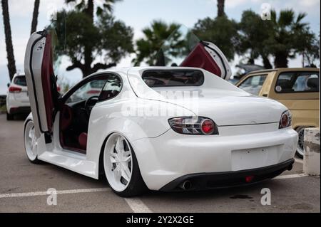 Mazda RX8 bianca con porte ad ali di gabbiano, altamente sintonizzate e modificate, ha un kit di allargamento e parti levigate. Foto Stock