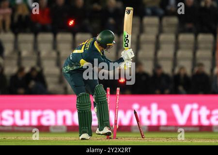 Sean Abbott dell'Australia viene sconfitto da Jofra Archer dell'Inghilterra che adora la prima partita di Vitality IT20 Series Inghilterra vs Australia all'Utilita Bowl, Southampton, Regno Unito, 11 settembre 2024 (foto di Craig Thomas/News Images) Foto Stock