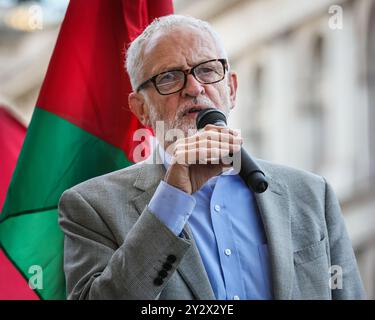 Londra, Regno Unito. 11 settembre 2024. Jeremy Corbyn, deputato, ex leader del Partito Laburista, parla. Una manifestazione anti-guerra a favore della Palestina con oratori di fronte a Downing Street a Whitehall attira una folla di diverse centinaia di attivisti e manifestanti con cartelli che vanno dalla "Palestina libera” al "cessate il fuoco ora” alle bandiere palestinesi e chiede al governo di agire. Gli oratori includono Jeremy Corbyn e molti altri parlamentari. Crediti: Imageplotter/Alamy Live News Foto Stock