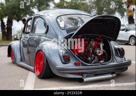 Vista posteriore classica Volkswagen Type 1 soprannominata Beetle con il cofano aperto, il motore è un pugile raffreddato ad aria con un teschio e un tubo di scarico trasversale Foto Stock