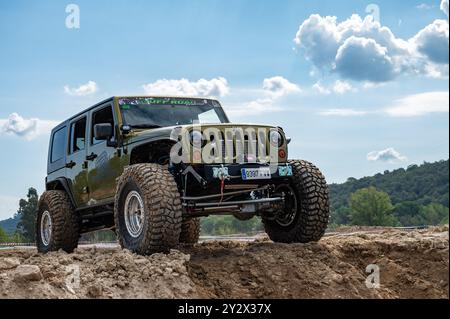 4x4 americano altamente modificato per fuoristrada estremo, si tratta di una Jeep Wrangler JK 2,8 CRD turbo diesel Unlimited Sahara in cima all'ostacolo Foto Stock