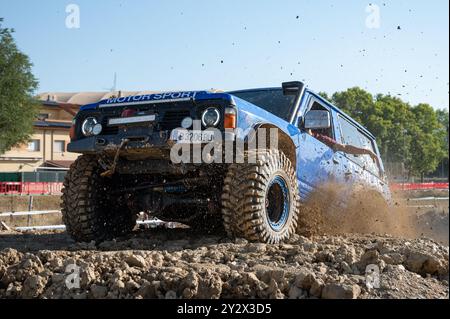 Dettaglio di una bellissima Nissan Patrol GR Y60 quarta generazione blu che incorona una pendenza fangosa Foto Stock