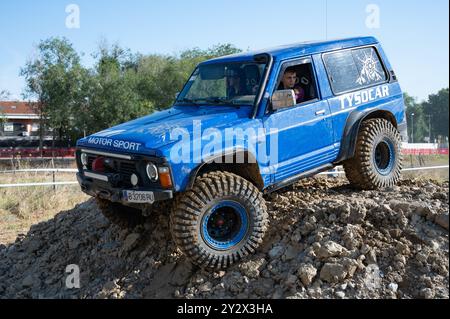 Dettaglio di una feroce Nissan Patrol GR Y60 blu di quarta generazione che guarda alla discesa giù per la montagna Foto Stock