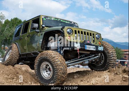 Si tratta di una Jeep Wrangler JK 2,8 CRD turbo diesel Unlimited Sahara che supera l'ostacolo dell'attraversamento degli assali e della corsa delle sospensioni Foto Stock