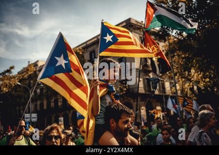 Barcellona, Spagna. 11 settembre 2024. Gli attivisti pro-indipendenza ondeggiano le bandiere come marcia durante l'evento principale organizzato dall'ANC Credit: Matthias Oesterle/Alamy Live News Foto Stock