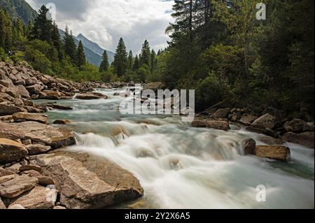 Il fiume Krimmler Ache scorre attraverso la valle Krimmler Achental in Austria Foto Stock