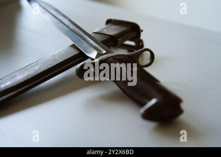 Primo piano di una baionetta da soldato statunitense del 1943 durante la seconda guerra mondiale Foto Stock