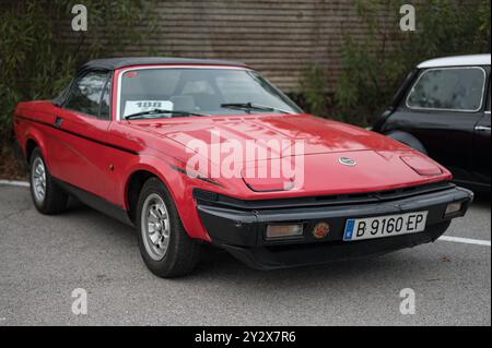 Vista frontale di una classica auto sportiva Triumph TR7 rossa, è un'icona inglese Foto Stock