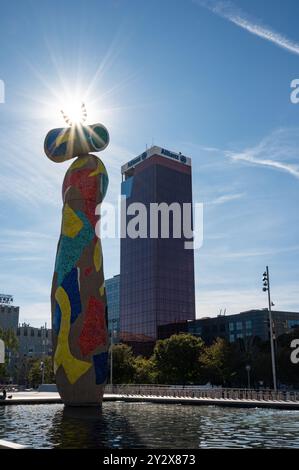 Dettaglio della grande scultura della donna e dell'uccello e del grattacielo Allianz sullo sfondo del parco. retroilluminazione stellata Foto Stock