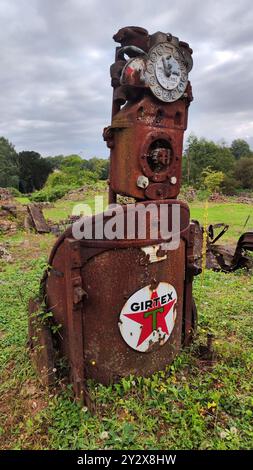 Dettaglio dei resti di una stazione di servizio manuale abbandonata nella città fantasma di Oradour Sur Glane. Foto Stock