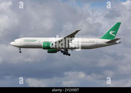 Un Boeing 777-200 della Turkmenistan Airlines si avvicina all'aeroporto di Gatwick Foto Stock