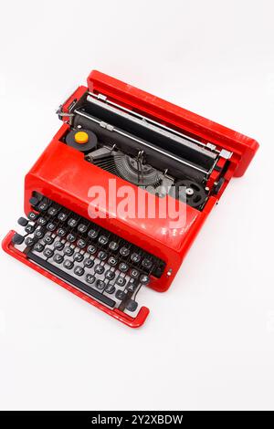 Scrivente portatile olivetti Valentine rosso vintage 1968 disegnato da Ettore Sottsass, Perry King isolato su sfondo bianco Foto Stock