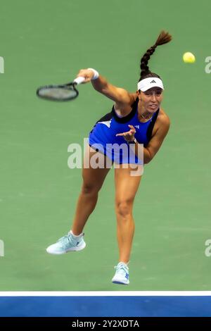 Jessica Pegula (USA) gareggia nelle finali di singolo femminile agli US Open di Tennis 2024. Foto Stock