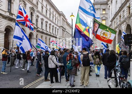 Londra, Regno Unito. 10 settembre 2024. Attivisti pro-Israele e monarchici iraniani protestano al di fuori del Foreign Office contro la parziale sospensione del governo britannico delle esportazioni di armi verso Israele. L'evento è stato organizzato da Stop the Hate UK e dal progetto Human Chain 7/10. Il Regno Unito ha sospeso 30 licenze di esportazione di armi su 350 a Israele sulla base del "chiaro rischio” che le attrezzature possano essere utilizzate per commettere gravi violazioni del diritto internazionale. Crediti: Mark Kerrison/Alamy Live News Foto Stock