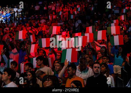 Bologna, Italia. 11 settembre 2024. I tifosi italiani sostengono la squadra nazionale di tennis durante la fase a gironi delle finali di Coppa Davis 2024 tra Italia e Brasile all'Unipol Arena l'11 settembre 2024 a Bologna. Crediti: Massimiliano Donati/Alamy Live News Foto Stock