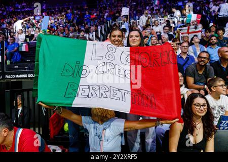 Bologna, Italia. 11 settembre 2024. I tifosi italiani sostengono la squadra nazionale di tennis durante la fase a gironi delle finali di Coppa Davis 2024 tra Italia e Brasile all'Unipol Arena l'11 settembre 2024 a Bologna. Crediti: Massimiliano Donati/Alamy Live News Foto Stock