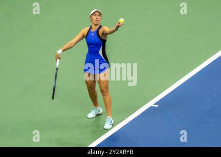 Jessica Pegula (USA) gareggia nelle finali di singolo femminile agli US Open di Tennis 2024. Foto Stock