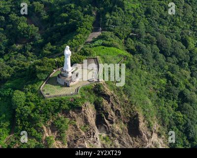 Statua di cristo bianco sulla collina verde a San Juan del Sur, vista aerea Foto Stock