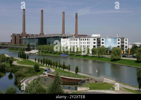 DATA RECORD NON DICHIARATA Volkswagenwerk Wolfsburg mit re. Autostadt sowie das alte Kraftwerk den Mittellandkanal und vo. li. Die Touareg Teststrecke- hier AM 14.07.07. Foto: Fritz Rust contro Graevemeyer Weg 38A 30539 Hannover PostBk Han35420 -306BLZ25010030.MWSt.Tel.0511/527945.fa.HanMitte23/137/04307 38 30539 0511 527945 137 04307 Foto Stock