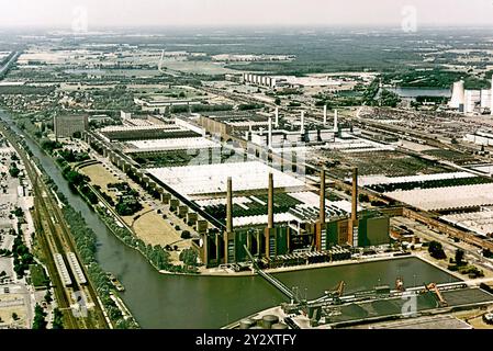 DATA RECORD NON DICHIARATA Volkswagenwerk a Wolfsburg. Im Vordergrund das alte Kraftwerk. Hinten collega VW Verw. GEB. Sowiel links der Mittellandkanal - gesehen am 29.10.1997. *** Impianto Volkswagen a Wolfsburg in primo piano la vecchia centrale elettrica nel retro sinistra edificio amministrativo VW e sulla sinistra il canale Mittelland visto il 29 10 1997 Foto Stock