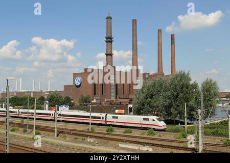 DATA RECORD NON DICHIARATA VW Volkswagenwerk Wolfsburg mit silhouette 4 Schornsteine vom alten Kraftwerk Mittellandkanal und ICE Strecke Hannover Berlin mit WOB Haltestelle - gesehen AM 14. 07. 2010. *** VW impianto Volkswagen Wolfsburg con silhouette 4 camini della vecchia centrale elettrica Mittellandkanal e linea DI GHIACCIO Hannover Berlino con fermata WOB visto il 14 07 2010 Foto Stock