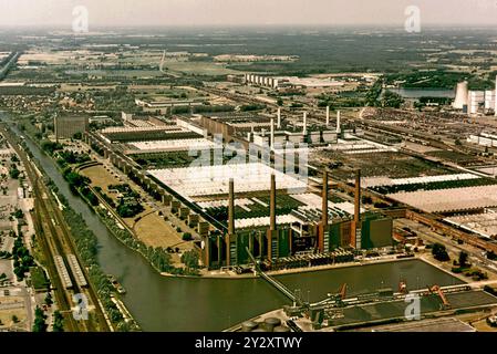 DATA RECORD NON DICHIARATA Volkswagenwerk a Wolfsburg. Im Vordergrund das alte Kraftwerk. Hinten collega VW Verw. GEB. Sowiel links der Mittellandkanal - Repro vom 29.10.1997. *** Impianto Volkswagen a Wolfsburg in primo piano la vecchia centrale elettrica nel retro sinistra edificio amministrativo VW e sulla sinistra il Mittelland Canal Repro dal 29 10 1997 Foto Stock