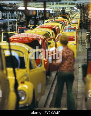 DATA RECORD NON DICHIARATA VW Käferproduktion Endmontage Halle 12 im Volkswagenwerk a Wolfsburg - gesehen AM 12.05.1969 *** produzione VW Beetle sala di assemblaggio finale 12 presso lo stabilimento Volkswagen di Wolfsburg visto il 12 05 1969 Foto Stock