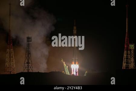 Baikonur, Kazakistan. 11 settembre 2024. Il Soyuz MS-26, che trasporta membri dell'equipaggio della Expedition 72, si solleva dal cosmodromo di Baikonur, 11 settembre 2024, a Baikonur, Kazakistan. Il razzo trasporta i membri dell'equipaggio della Expedition 72, l'astronauta della NASA Don Pettit, i cosmonauti Roscosmos Alexey Ovchinin e Ivan Vagner alla stazione spaziale Internazionale. Crediti: Bill Ingalls/NASA Photo/Alamy Live News Foto Stock