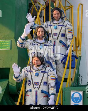 Baikonur, Kazakistan. 11 settembre 2024. L'equipaggio principale della spedizione 72, il cosmonauta Roscosmos Ivan Vagner, l'astronauta della NASA Don Pettit, middle, e il cosmonauta Roscosmos Alexey Ovchinin, salutano prima di salire a bordo della navicella Sojuz MS-26 per il lancio al cosmodromo di Baikonur, 11 settembre 2024, a Baikonur, Kazakistan. Crediti: Bill Ingalls/NASA Photo/Alamy Live News Foto Stock