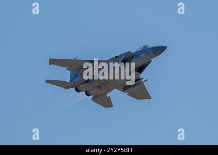 Un F-15C del 142nd Wing esegue un fly-by all'Oregon International Air Show di McMinnville, Oregon, 31 agosto 2024. (U.S. Air National Guard fot Foto Stock