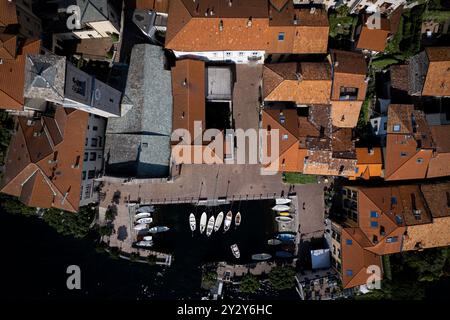 Una vista aerea di un molo a torno, una città italiana sul lago di Como, in Italia Foto Stock