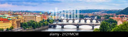 Paesaggio urbano estivo, panorama, banner - vista dall'alto del centro storico di Praga e del fiume Moldava con ponti, Repubblica Ceca, 27 giugno 2022 Foto Stock