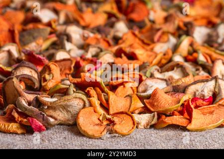 Natura morta rurale, background - frutta secca di mele e pere primo piano, attenzione selettiva Foto Stock