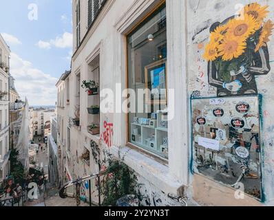 Parigi - 4 settembre 2024 - pittoresca escursione francese su Montmartre Steps vicino al Sacre Coeur sotto il cielo azzurro Foto Stock