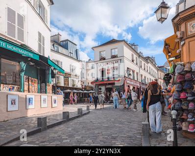 Parigi - 4 settembre 2024 - pittoresca escursione francese alla collina di Montmartre vicino al Sacre Coeur sotto il cielo azzurro Foto Stock