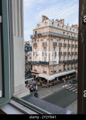 Parigi - 4 settembre 2024 - apertura della finestra dell'hotel che si affaccia sulla splendida French Street e sul Cafe con ristorante al fresco Foto Stock