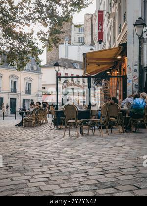 Parigi - 3 settembre 2024 - pittoresco caffè francese e Brasserie a Montmartre vicino al Sacre Coeur con cena al fresco Foto Stock