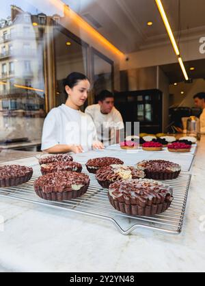 Parigi - 4 settembre 2024 - primo piano di pasticceria francese con Chef nella Michelin Star Bakery Foto Stock