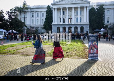 Due donne che indossano tradizionali gonne a nastro si dirigono verso l'evento della giornata d'azione dei popoli indigeni scomparsi e assassinati presso il campidoglio. Foto Stock