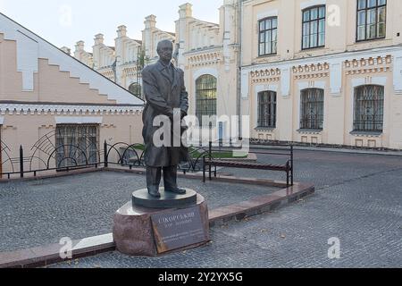 Kiev, Ucraina - 5 ottobre 2018: Ihor Sikorsky, progettista e ingegnere aeronautico ucraino. Monumento in bronzo. Foto Stock