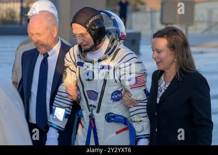 Baikonur, Kazakistan. 11 settembre 2024. NASA associate Administrator for the Space Operations Mission Directorate, Ken Bowersox, Left, and NASA International Space Station (ISS) Program Operations Integration Manager, Dina Contella, Right, Walk, l'astronauta della NASA Don Pettit al razzo Soyuz per l'imbarco, mercoledì 11 settembre 2024 al cosmodromo di Baikonur in Kazakistan. Il lancio di Pettit insieme ai cosmonauti di Roscosmos Ivan Vagner e Alexey Ovchinin invierà il trio in missione alla stazione spaziale Internazionale. Foto NASA di Bill Ingalls/UPI crediti: UPI/Alamy Live News Foto Stock